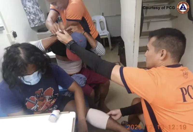 ▲菲律賓海岸防衛隊指控中國海警在南海爭議海域，對菲律賓漁船發射高壓水砲，造成船隻受損。（圖／翻攝自菲律賓海巡署X平台）