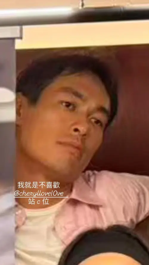 ▲楊謹華送上真人大小立牌，作為楊祐寧（如圖）火鍋店開幕賀禮，現場還被放在C位和大家合照。楊祐寧傻眼，在IG幽默表示，就是不喜歡她站在C位。（圖／翻攝自楊祐寧IG@yoyang）