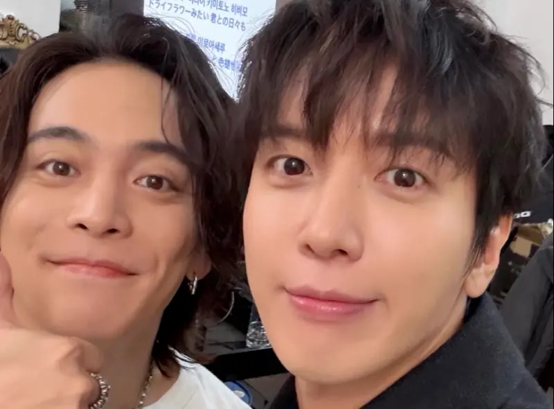 ▲南韓樂團CNBLUE鄭容和（右）跟日本歌神優里（YUURI）合唱《孤獨的人》，日韓地區的粉絲聽傻眼，直呼好厲害。（圖／IG@jyheffect0622）