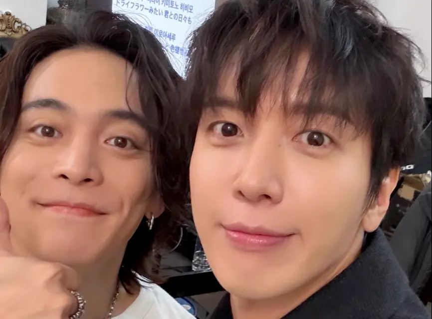 ▲南韓樂團CNBLUE鄭容和（右）跟日本歌神優里（YUURI）合唱《孤獨的人》，日韓地區的粉絲聽傻眼，直呼好厲害。（圖／IG@jyheffect0622）