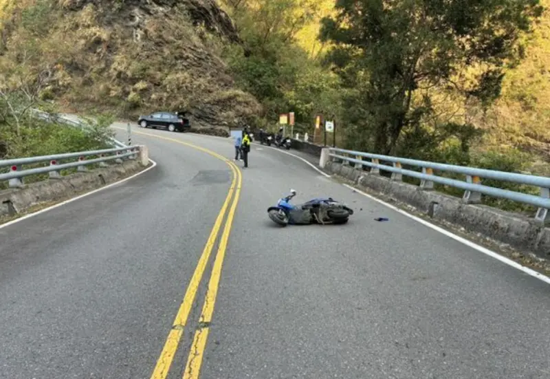 ▲屏東縣霧台鄉台24線驚傳車禍，現場疑似機車騎士自摔，人遭摔飛到約20公尺深的橋下。（圖／翻攝畫面）