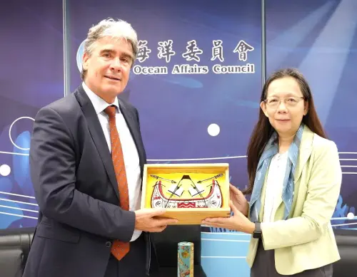 ▲海洋委員會副主任委員黃向文(右)與荷蘭在台辦事處代表浦樂施(左)互送紀念品，雙方互動熱絡。(圖／海洋委員會提供)