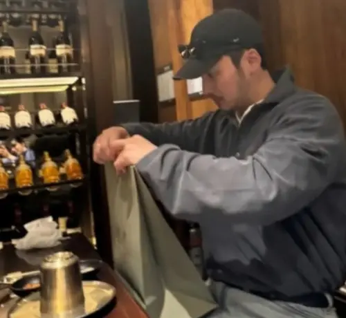 ▲卞耀漢（如圖）IG照片中，驚見Tiffany倒影。（圖／卞耀漢IG@byunyohan_official）