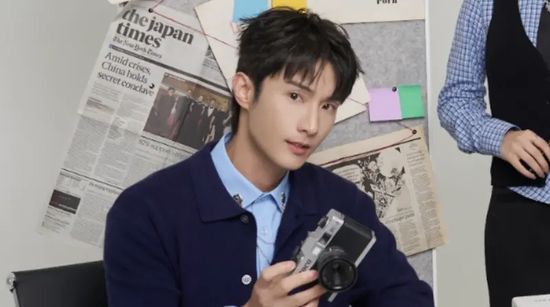 ▲藝人阿本（如圖）、夏和熙、木木聯手主持網路綜藝節目《OMO調查局》，木木直球告白是看《模范棒棒堂》長大，阿本打趣說：「我就是負責當花瓶就可以！」（圖／快電商提供）