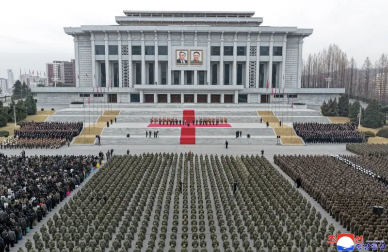 ▲金正恩在平壤替朝鮮人民軍(KPA)第528工兵團舉行隆重的歸國歡迎儀式。(圖/翻攝自朝中社)