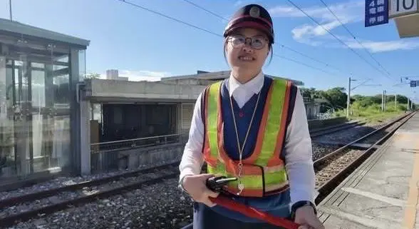 ▲33歲盧姓副站長11日晚上6時55分從志學火車站騎車下班離開，在返回吉安鄉住家途中，行經台9線木瓜溪橋北上時發生車禍。（圖／翻攝畫面）