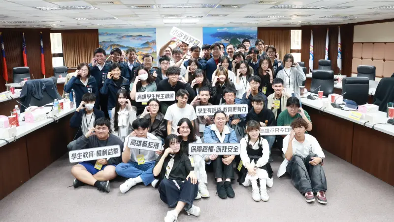 ▲ 「市政有學聲－2025高雄市政學生論壇」共有32位來自不同區域、不同學校類型的學生代表，到市府會議室暢談市政及校園大小事。（圖／高市府教育局提供）