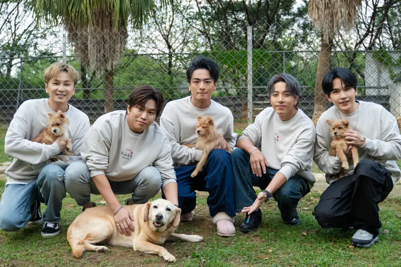 ▲Energy書偉（左1）、坤達（右2）今年捲入閃兵案，團隊許多工作停擺。日前全員到齊現身「毛起來愛」活動，擔任愛心大使。眾人接力扛1千公斤飼料，送給毛小孩。（圖／Hit Fm聯播網提供）