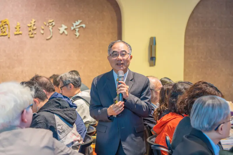 ▲台大校務會議通過校長陳文章續任案；圖為陳文章於上午會議中進行校務績效說明及回應。（圖／台大提供）