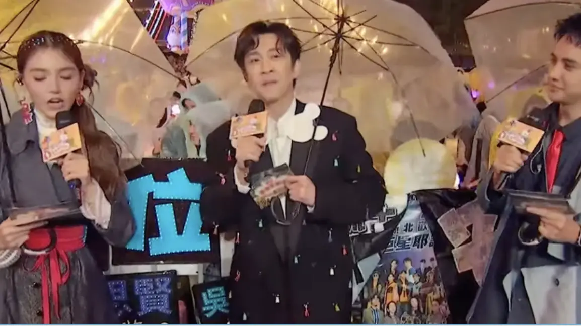 新北耶誕城／陳漢典撐傘主持！麋先生濕身開唱 驚見台下粉絲忙翻