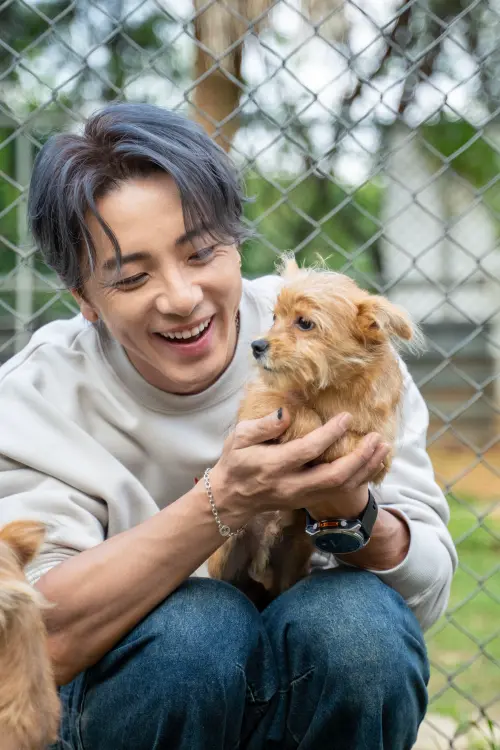 ▲坤達（如圖）擔任毛小孩公益大使，日前出席活動，和浪浪互動。（圖／Hit Fm聯播網提供）