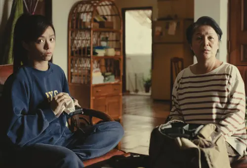 ▲潘麗麗（右）在《大濛》的戲分不多，卻成功逼出觀眾的眼淚，演她女兒的宋芸樺則是重量級的客串大咖。（圖／華文創提供）