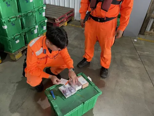 澎湖70歲老翁遭「交友+投資詐騙」！寄20萬現金、被巡查即時攔阻
