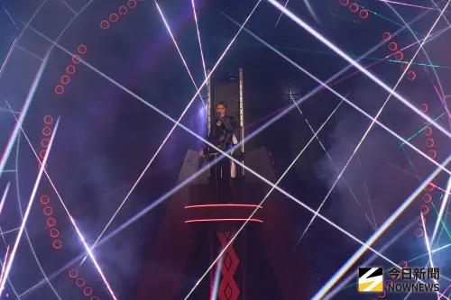 ▲羅志祥（如圖）今（13）日在台北小巨蛋開唱，開場爆破煙火不斷，加上雷射光影效果，有粉絲嗨喊，手機要被震壞了。（圖／記者葉政勳攝影）