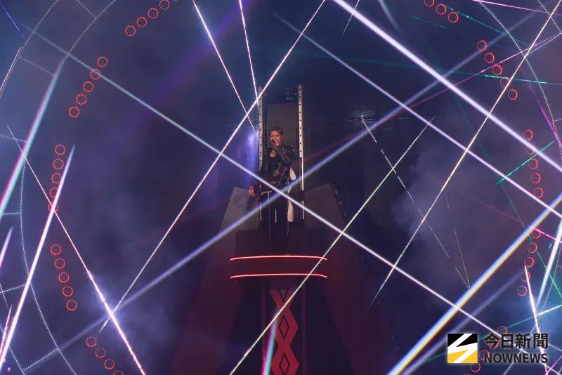 羅志祥搭大型摩天輪登場!全場爆破不斷 觀眾嗨喊:手機要被震壞