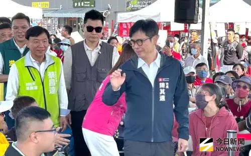 ▲高雄市長陳其邁參加高雄2025大寮紅豆花田季活動，與民眾互動熱絡。(圖／記者黃守作攝，2025.12.13)