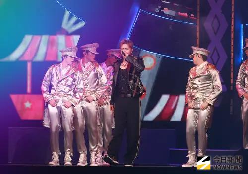 ▲羅志祥（右2）今（13）日晚間在台北小巨蛋開唱，舞台設計成嘉年華會主題，粉絲就在這座大型遊樂場上嗨聽歌。（圖／記者葉政勳攝影）