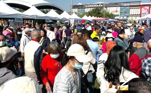 ▲高雄2025大寮紅豆花田季熱鬧登場，吸引許多民眾到場品嚐在地美食。(圖／記者黃守作攝，2025.12.13)