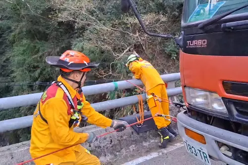 ▲女騎士墜落約30公尺深橋下，經警消架設繩索搶救，吊掛回橋面時已呈現無呼吸心跳。（圖／記者莊全成翻攝）