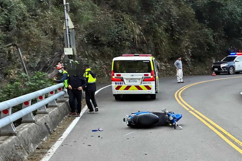 ▲女子騎乘機車，自霧台鄉沿台24線往谷川大橋下山方向行駛，不明原因自撞橋梁護欄墜落橋下約30公尺。（圖／記者莊全成翻攝）