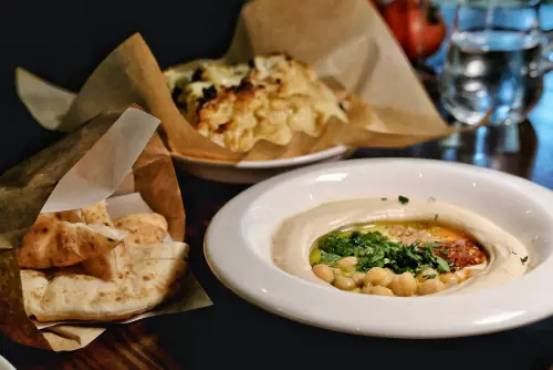 MIZNON來台開分店！源自特拉維夫的地中海料理　吃鷹嘴豆泥配皮塔
