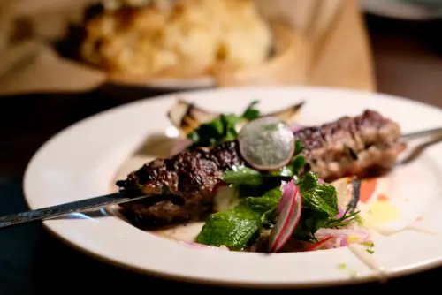 ▲肥羊烤肉串肉質柔嫩（圖／記者葉盛耀攝）