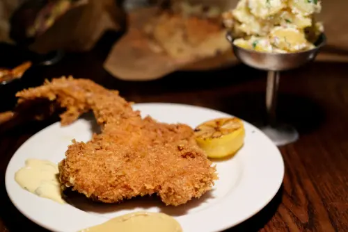 ▲炸紅玉雞腿吃得到薄酥外皮以及多汁香嫩的肉質。（圖／記者葉盛耀攝）