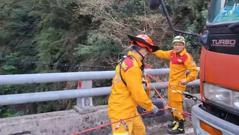 找到了!84歲女騎士自撞三地門大橋墜10樓高溪谷 送醫不治