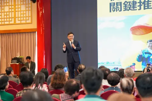 ▲賴瑞隆透過簡報向來自各行各業人士說明過去的努力以及未來政見，獲得鄉親熱烈迴響。（圖／立委賴瑞隆辦公室提供）