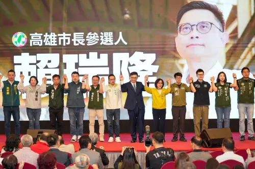 ▲ 這次座談會包含高雄市議長康裕成、議員簡煥宗、何權峰、邱俊憲、張博洋、郭建盟、李喬如、林智鴻、黃彥毓及議員參選人尹立、蔡秉璁、黃偵琳、黃敬雅及洪村銘等人皆出席力挺，展現高度團結的意向。（圖／立委賴瑞隆辦公室提供）