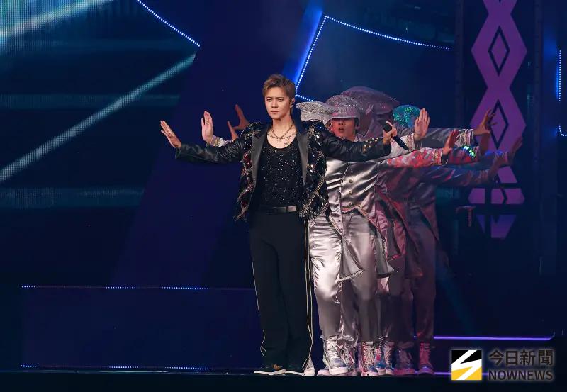 羅志祥爆發綜藝魂!唱神曲忘走位 見粉絲搶卡片吃醋:撿完再叫我