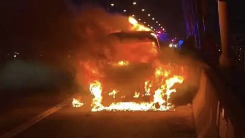 泰國夫妻買二手車返家途中突起火　橋上驚險棄車逃生保住一命
