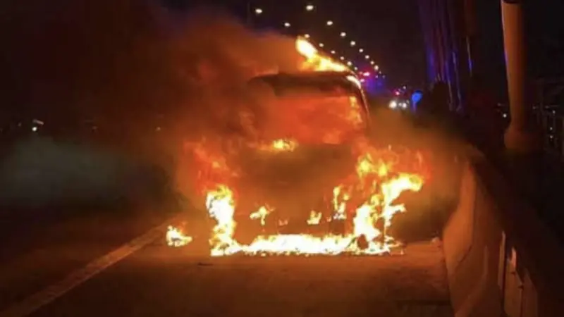 ▲泰國一對夫妻購買二手車返家途中突遇車輛起火，所幸及時跳車逃生。（圖／翻攝自Khaosod）