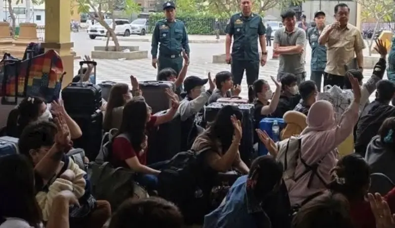 ▲泰柬邊境衝突加劇，大批滯留柬埔寨的泰國民眾等待通關，但返國安排臨時被取消。（圖／翻攝自Bangkok Post）