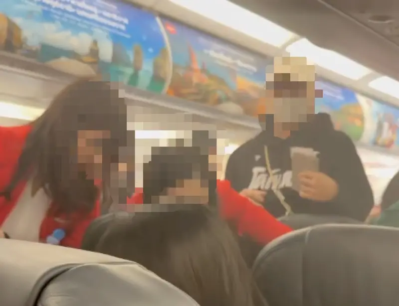 ▲今（13）日一架自桃園機場起飛、飛往北海道的班機，機艙內突因乘客攜帶的行動電源疑似自燃爆炸，導致失火冒煙，濃煙與燒焦味迅速瀰漫，讓乘客驚魂未定。（圖／翻攝自Threads@luunnaa___03）