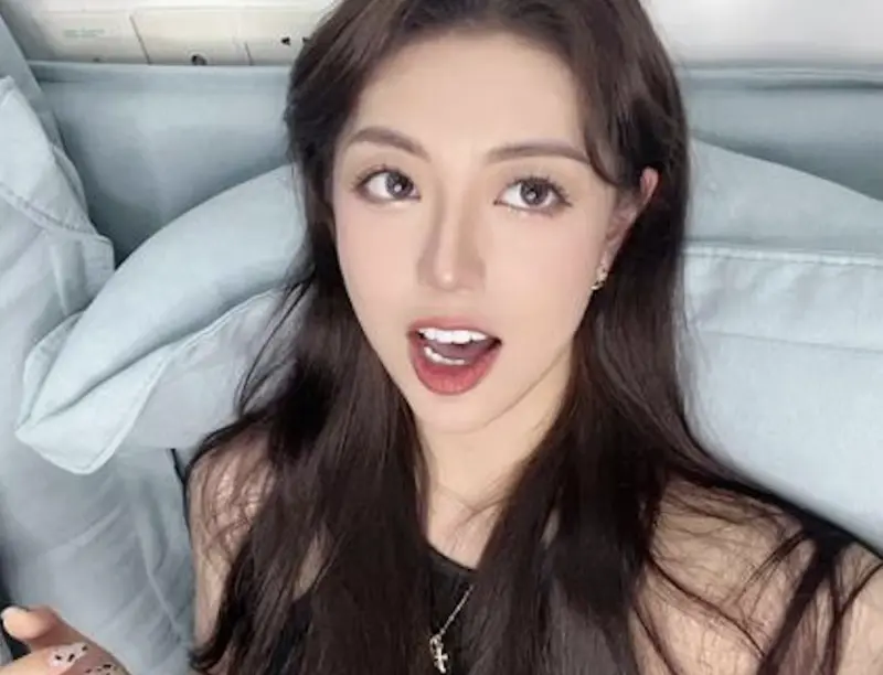 ▲被中國官方列為劣跡網紅的「貓一杯」遭查出以新帳號「碎嘴擼米」變相復出，帳號近日已遭平台關閉。（圖／翻攝自香港01）