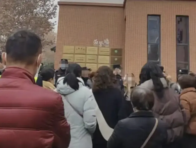 ▲都江堰市婦幼保健院疑似爆發醫療事故，家屬質疑孩子輸液後不久身亡。（圖／翻攝自香港01）