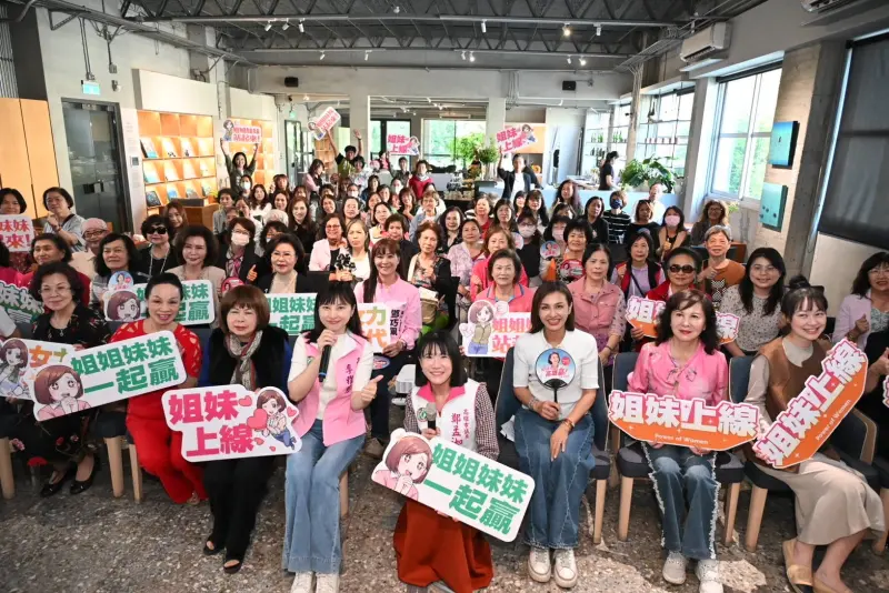 ▲ 立法委員邱議瑩今天舉辦「姐妹座談會」，與高雄在地不同世代、不同職業的專業女性交流城市願景，互動熱絡、場面溫馨。（圖／立委邱議瑩辦公室提供）