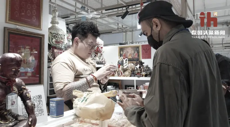 ▲泰國移民局突擊暖武里府一處購物中心，查獲多名持旅遊簽、學生簽的外籍人士涉嫌非法販售佛牌。（圖／翻攝自泰國國家移民局）