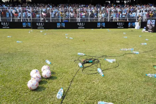 ▲梅西離場後，部分球迷意識到活動已結束，現場情緒迅速升溫。多段影片顯示，有球迷撕下看台座椅並朝場內投擲，也有人翻越護欄闖入跑道與球場，場面一度失控。（圖／美聯社／達志影像）