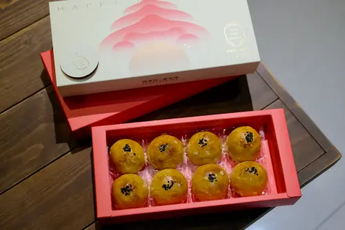 ▲全家自2月2日起至2月14日於指定門市開賣「陳耀訓．紅土蛋黃酥禮盒」。（圖／記者葉盛耀攝）
