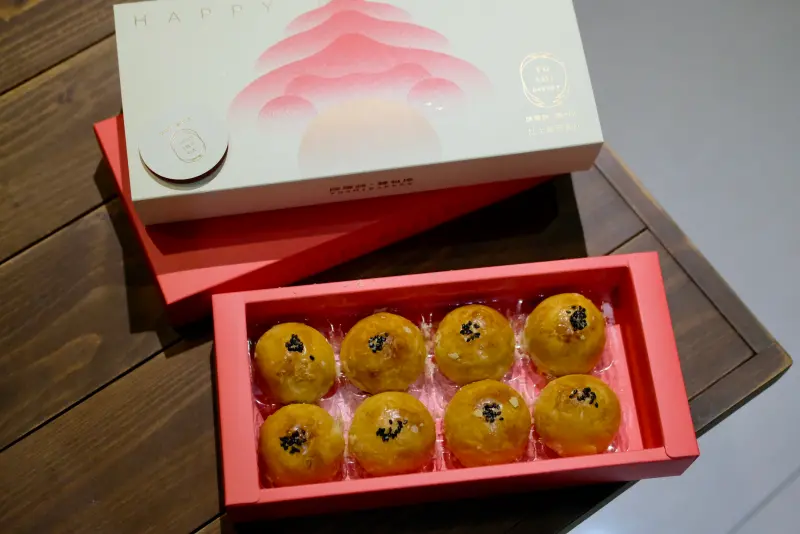 ▲陳耀訓蛋黃酥今年春節檔期禮盒換了新包裝，交由方序中設計，今（16）日將於拓元系統開賣。（圖／記者葉盛耀攝）