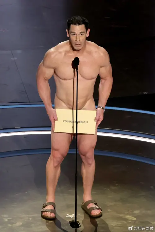 ▲John Cena曾在奧斯卡頒獎典禮全裸上場頒發最佳服裝設計獎，再度造就一個新迷因。（圖／翻攝自微博）