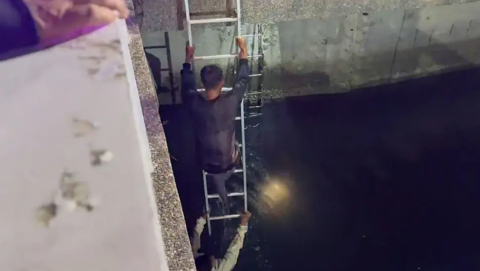 ▲高雄市河北二路深夜發生一起落水事件，兩名印尼籍外勞因尿急在河岸邊小便時不慎掉入河中。（圖／翻攝畫面）