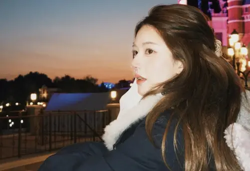 趙露思與媽媽曾黎遊迪士尼！被捕捉蹲路邊啃雞腿　真實模樣全曝光
