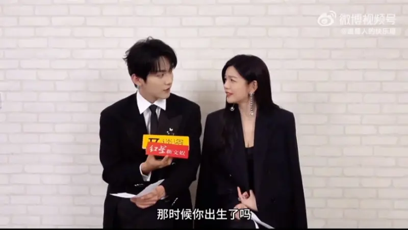 ▲周柯宇（左）在《狙擊蝴蝶》中和陳妍希談姐弟戀，談到《那些年，我們一起追的女孩》，被陳妍希（右）虧，「你出生了嗎？」（圖／翻攝自微博）