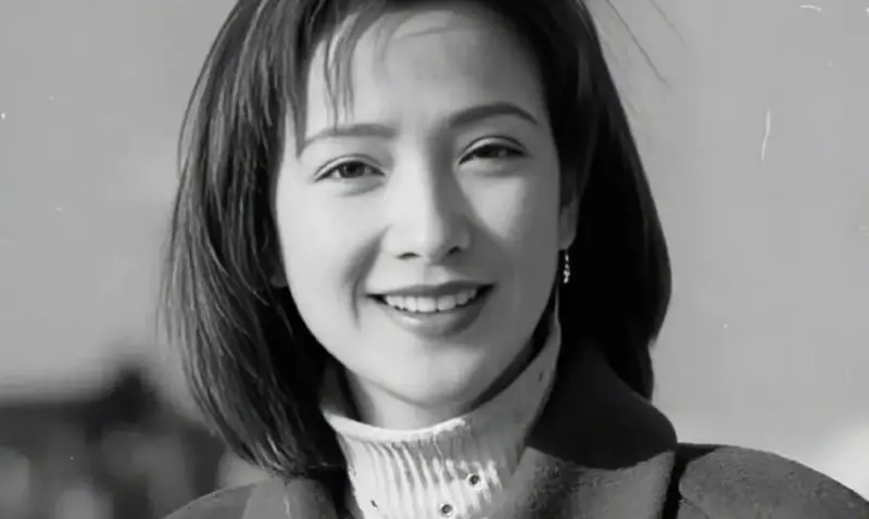 ▲演過瓊瑤劇《青青河邊草》的中國女演員何晴過世，享壽61歲。她是首位中國籍的瓊瑤女郎，在大陸有古典美人的封號。（圖／微博＠紅星新聞）