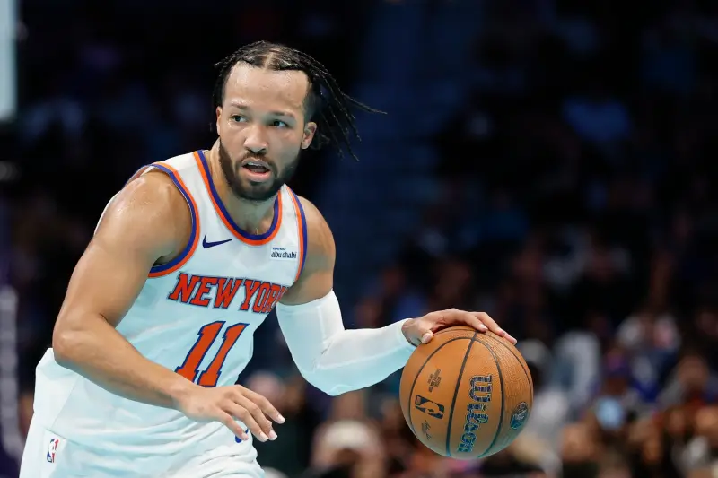 ▲紐約尼克球星布朗森（Jalen Brunson）在NBA盃四強戰狂砍40分，率隊晉級決賽。總教練布朗（Mike Brown）賽後力挺愛徒，認為他絕對有資格爭奪本季的年度MVP。（圖／美聯社／達志影像）