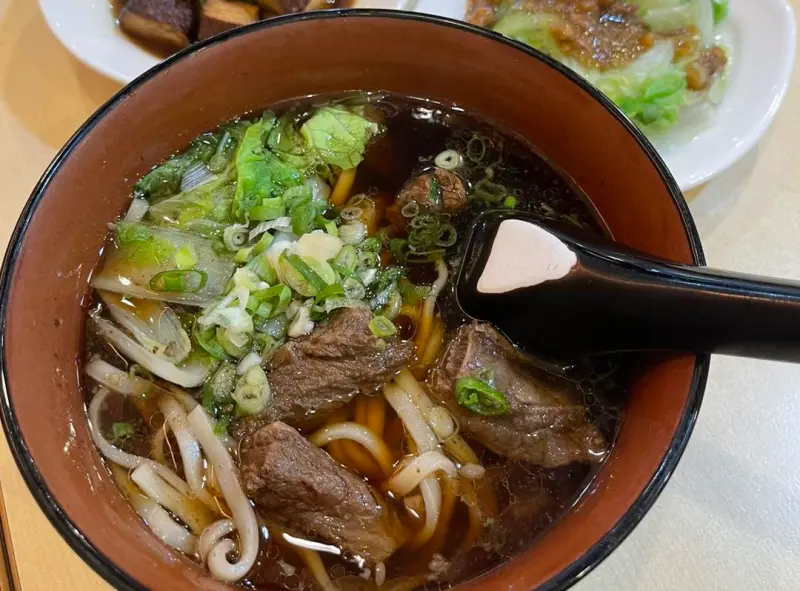 ▲三商巧福是是台灣家喻戶曉的牛肉麵連鎖店，但有民眾發現其湯匙很重，不解背後設計原理，而引來內行、前店員公布堅持30年原因。（圖／三商巧福臉書）