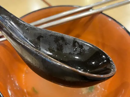 ▲有民眾對於三商巧福湯匙特別重原因感到不解，認為使用上不便，員工清洗也不易。（圖／翻攝Threads）